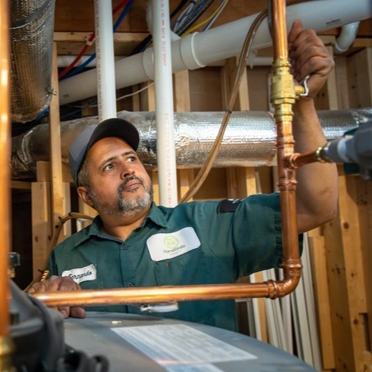 HomeWorks-HVAC-Technician-in-Basement